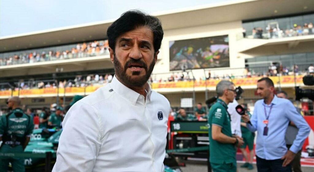 Le président de la FIA sur la grille, observant les pilotes de F1 dans un contexte de tensions réglementaires.